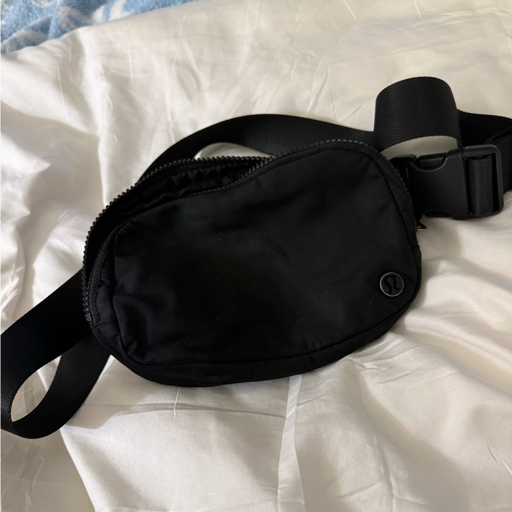 Black lululemon belt bag